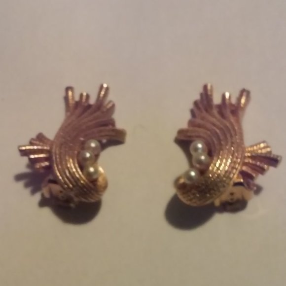 ROMA Clip On Earrings Pearls and Gold 1" Long Used - Picture 1 of 3